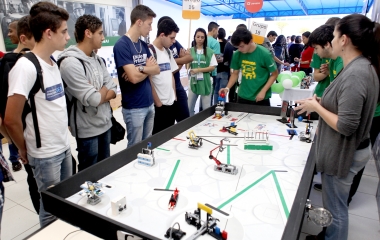 Em visita ao Mundo SENAI, estudantes e comunidade conhecem mais sobre os cursos oferecidos pela entidade (Foto: André Kopsch)