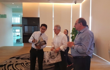 Com a comitiva, os presidentes da FIESC, Glauco José Côrte (c) e da Fecomércio-SC, Bruno Breithaupt (d), também visitaram o Porto de Cingapura
