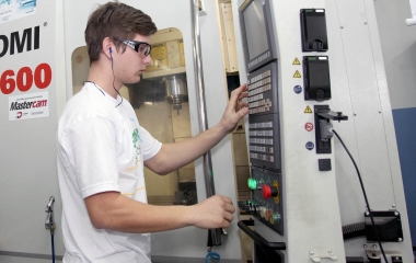 Dionatan Brancher, de Joinville, disputará em sua cidade a ocupação de construção de moldes, da qual foi o vencedor na etapa estadual. Foto: Gisela Muller