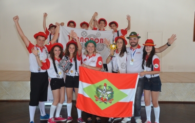 Equipe Tecnorob também conquistou o troféu de 1º lugar na categoria Core Values - trabalho em equipe (Foto: Divulgação SESI)