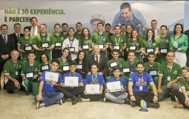 Presidente e diretores da FIESC com os estudantes premiados. Foto: Fernando Villadino