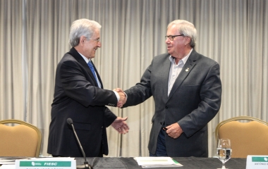 Presidentes da FIESC, Glauco José Côrte (e), e da Fetrancesc, Pedro Lopes, assinam termo de adesão. Foto Heraldo Carnieri