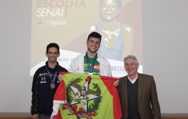 O presidente da FIESC, Glauco José Côrte (dir.), com os competidores de manutenção aeronáutica Rafael De Borba (centro) e Osiel Garcia (esq., de Goiás). Foto: Heraldo Carnieri