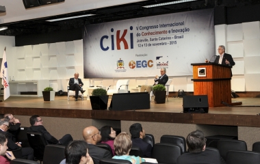 Presidente da FIESC, Glauco José Côrte, durante palestra no congresso (foto: Heraldo Carnieri)