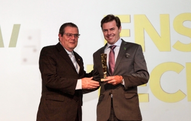 O diretor-técnico do SENAI, Maurício Pauletti (d), recebeu o Troféu Top of Mind das mãos de Eduardo Rodrigues, gerente de vendas da Kia Power Imports (Foto: Heraldo Carnieri)