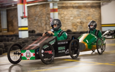 Karts de São Bento do Sul (à frente) e Palhoça realizaram disputa acirrada na primeira bateria (Foto: Marcos Campos)