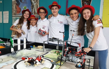 Estudantes acertam os detalhes para participar do torneio na Dinamarca (Foto: Divulgação)