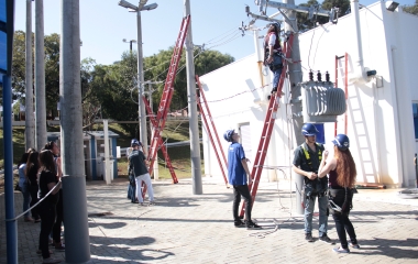 Em Chapecó, visitantes podem experimentar equipamentos de proteção e conhecer como é o trabalho em altura. Foto: MB Comunicação