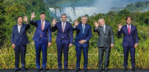 Presidentes acenam ao final da Cúpula do Mercosul
