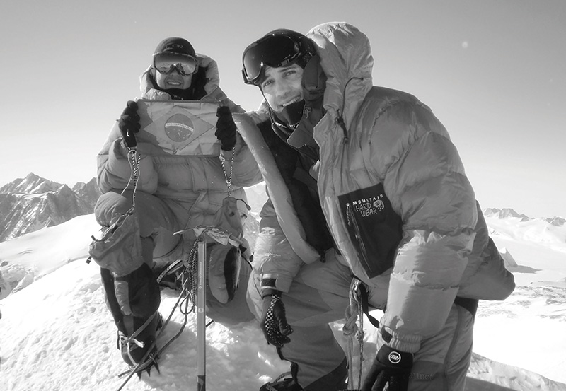 Bertani e o alpinista Eduardo Keppke no cume do monte Vinson, na Antártida