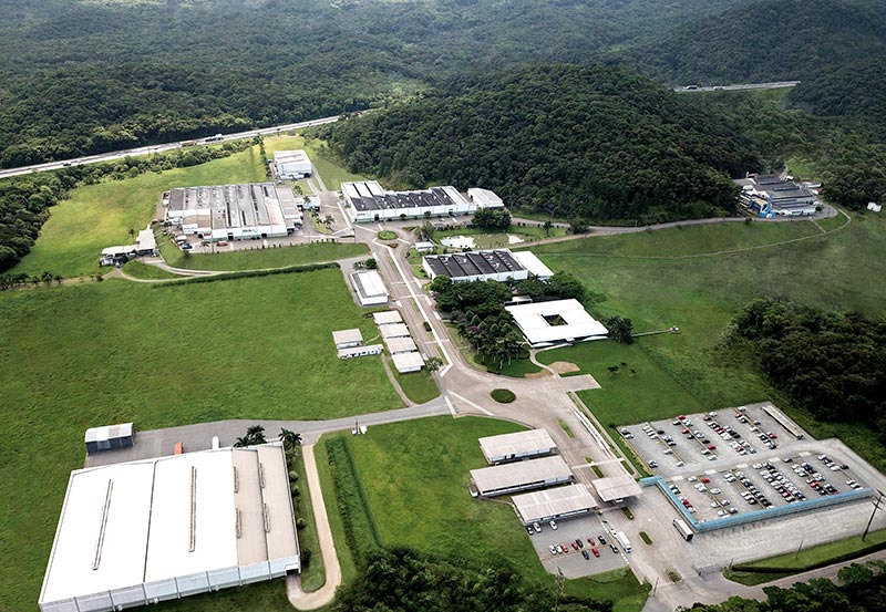 Instalações da Docol em Joinville e o CEO: maior exportadora de metais sanitários