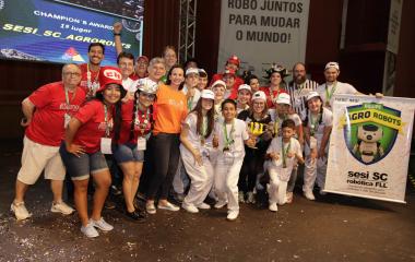 Equipe vencedora do torneio FLL. Foto: Leonardo Júlio