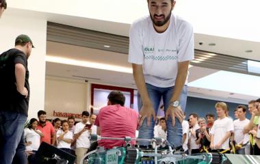 Em uma das provas, robôs tinham que, autonomamente, superar obstáculos e transportar objetos. Foto: André Kopsche