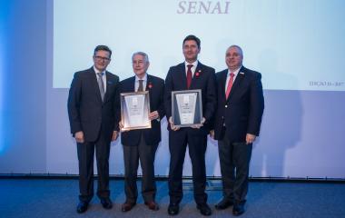 Presidente da FIESC, Glauco José Côrte, e o diretor regional do SENAI, Jefferson de Oliveira Gomes, receberam o reconhecimento dos diretores do Grupo RIC, Roberto Bertolin (esq.) e Albertino Zamarco Jr. (dir.) (foto: Marcos Campos)