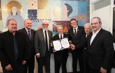 Côrte (c) recebeu a homenagem na reunião de conselheiros do CEE. Foto: Filipe Scotti