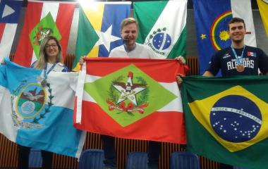 Eduardo Hermann, recebendo a medalha de ouro em Manaus (AM). Foto: André Leopoldino