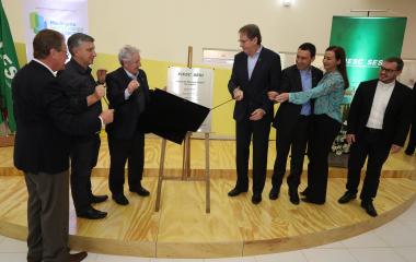 Presidente da FIESC e demais autoridades em ato de inauguração (foto: André Kopsch)