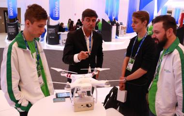 Jefferson de Oliveira Gomes e equipe do SENAI de Luzerna: drone deve integrar projetos de internet das coisas (IoT). Foto: Ivonei Fazzioni