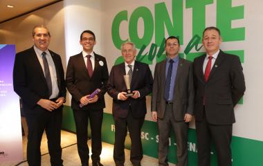 Osvair Matos (e), Roberto de Medeiros, Glauco José Côrte, Marcelo Carneiro e João Roberto Lorenzett, na entrega do prêmio. Foto: Marcus Quint 