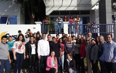 Em São Miguel do Oeste, jovens visitam indústria
