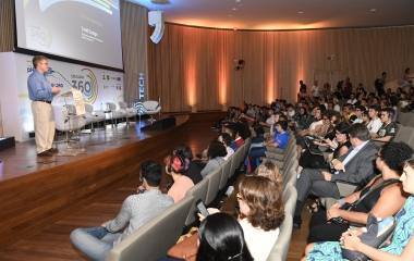 Robótica mantém o interesse dos estudantes pela sala de aula, afirma diretor da NASA