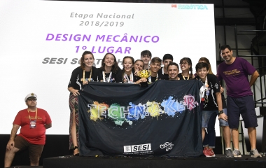 Estudantes de Blumenau criam robô com melhor design mecânico em competição nacional de robótica