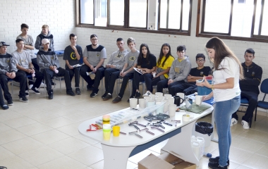 Jovens participam de oficinas no SENAI que preparam para o mercado de trabalho