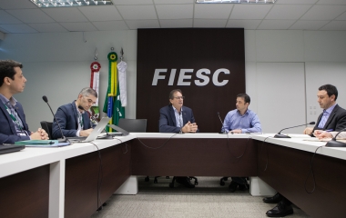FIESC debate iniciativas de saúde com secretário de estado