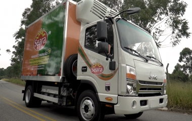 Seara inicia transporte com caminhão 100% elétrico e sem emissão de carbono