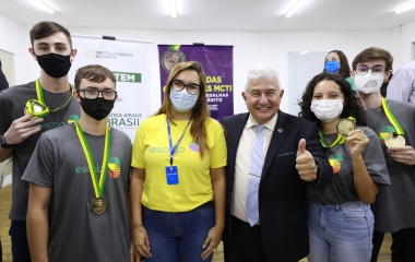 Ministro da Ciência e Tecnologia entrega premiação a estudantes da Escola S