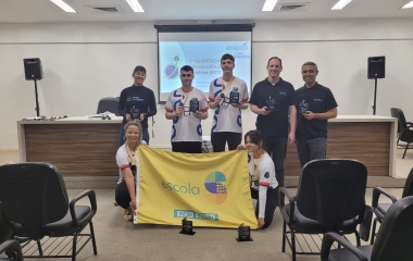 Estudantes da Escola S lançam satélites em olimpíada brasileira