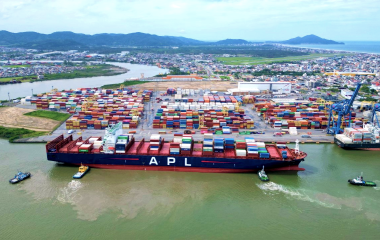 Portos catarinenses recebem navio com 347 metros de comprimento linear