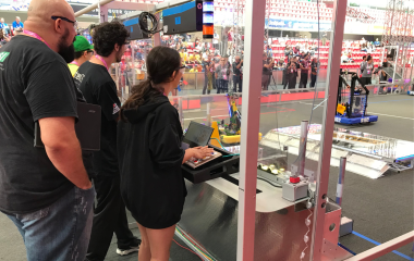 Robôs semi-autônomos, de porte industrial, cumprem missões no Festival SESI de Robótica