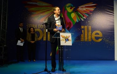 Feira do Livro contribui para desenvolver capital humano, afirma Aguiar