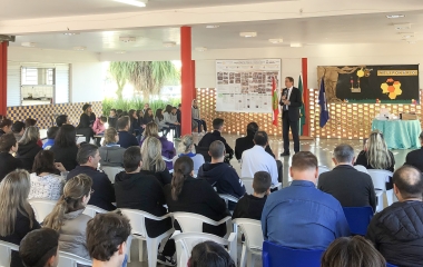 FIESC doa livros infantis e kit de robótica à escola de Joinville