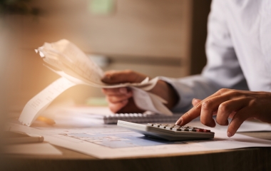 Inadimplência cai pela primeira vez em 2023, aponta Serasa