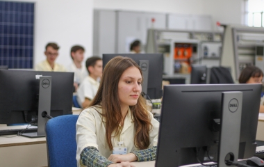 Feirão reúne empresas e jovens que querem ingressar no mercado