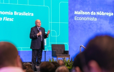 É preciso combater o desequilíbrio fiscal do Governo, afirma Maílson da Nóbrega na FIESC