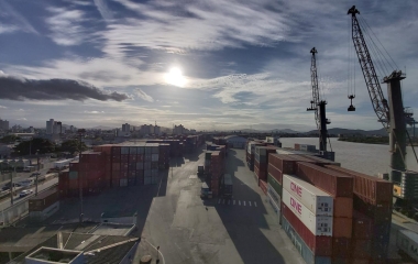 Porto de Itajaí prevê voltar operar contêiner no início de 2024, diz superintendente
