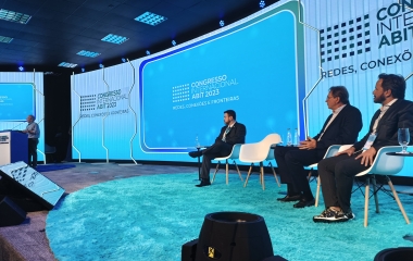 Brasil tem que ampliar a internacionalização dos negócios, diz Pimentel, da Abit