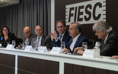 Contas públicas preocupam, diz senador Marinho, na FIESC