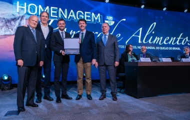 Premiada em mundial do queijo, Pomerode Alimentos recebe homenagem da FIESC