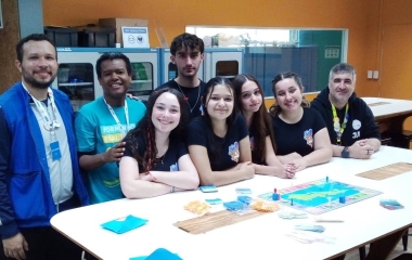 Alunos da Escola SESI criam versão Florianópolis do Banco Imobiliário