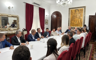 Empregadores e trabalhadores entregam proposta do piso regional ao governador