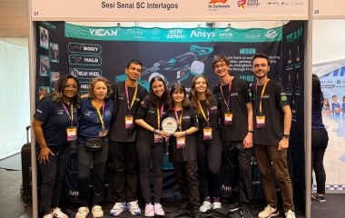 Equipe de robótica da Escola SESI em SC conquista troféu em torneio de Portugal