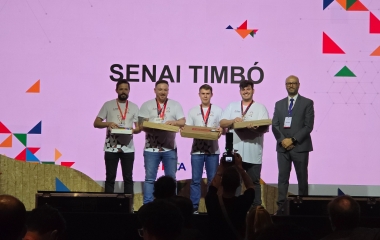 Estudantes do SENAI Timbó vencem prêmio nacional com invenção para limpeza de rios