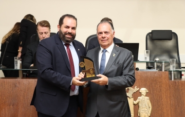 Presidente da FIESC recebe homenagem da Câmara de Florianópolis