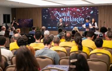Colaboradores da FIESC doam presentes a crianças e adultos de 7 instituições sociais