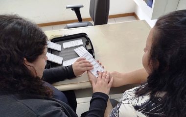 Estudantes da Escola SESI/SC criam telas que ajudam pessoas cegas a usar celular