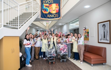 Após 400 km, estudantes do SESI/SC entregam lanternas a crianças com câncer